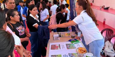 Feria informativa permite a los jóvenes conocer oportunidades del sector agrícola