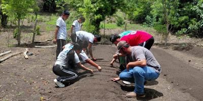 Jóvenes de Petén promueven la agricultura sostenible desde los huertos escolares