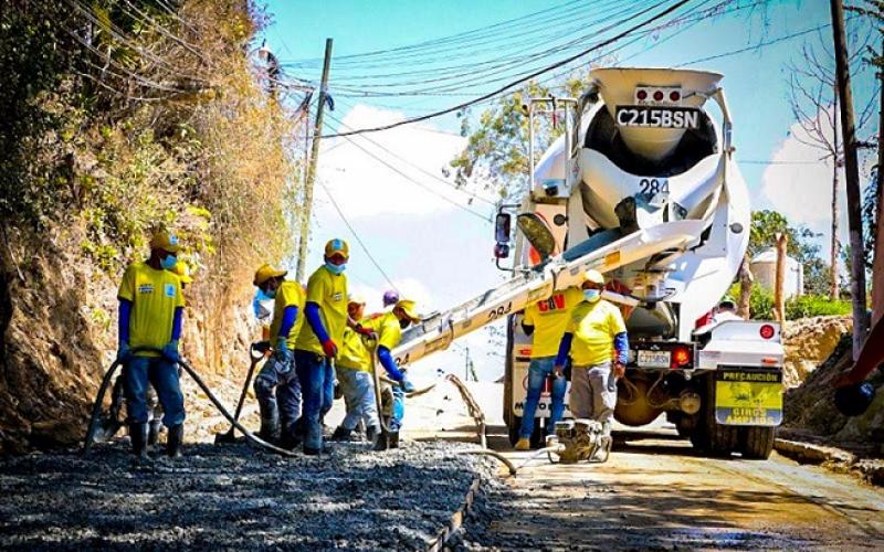 Retiran material dañado para reparar tramo carretero