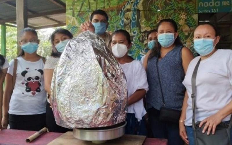 Mujeres aprenden oficios artesanales de repostería