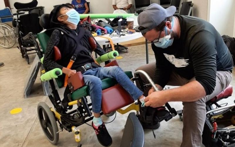 Beneficiados con sillas de ruedas de buena postura