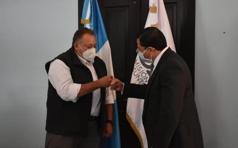 Ing. Luis Ruano y representante de dicha casa de estudios