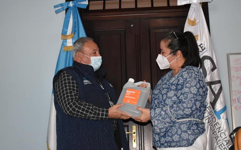 Director de Gestión, Lic. Enio Domínguez y alcaldesa de Flores, Petén