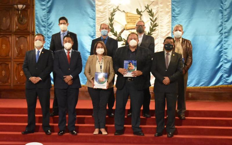 Ing. Luis Ruano junto con representantes de distintas instituciones