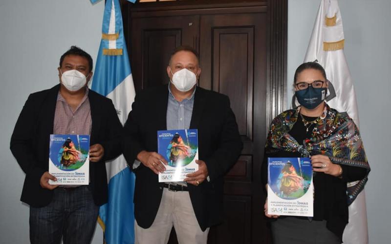 Ing. Luis Ruano junto con delegados de PNUD