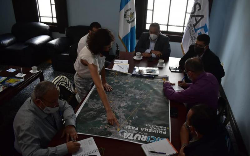 Ing. Luis Ruano y equipo de Nueva Movilidad