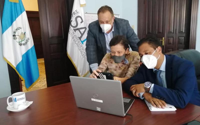 Ing. Luis Ruano y equipo de Nueva Movilidad 