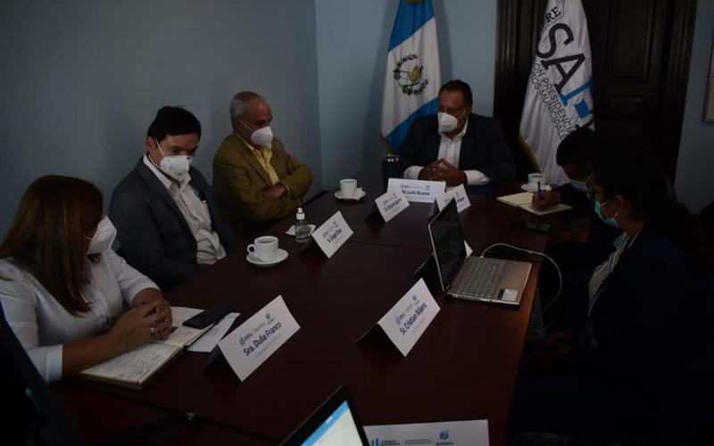 Ing. Luis Ruano y representante de Cempro y municipalidad de San Juan Sacatepéquez