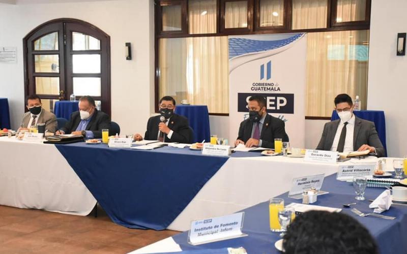 Ing. Luis Ruano y representante de SCEP