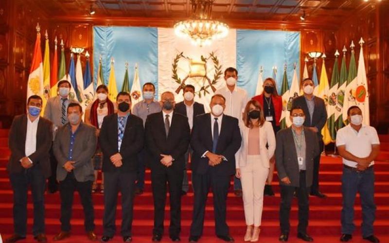 Ing. Luis Ruano junto con representantes de distintas instituciones 