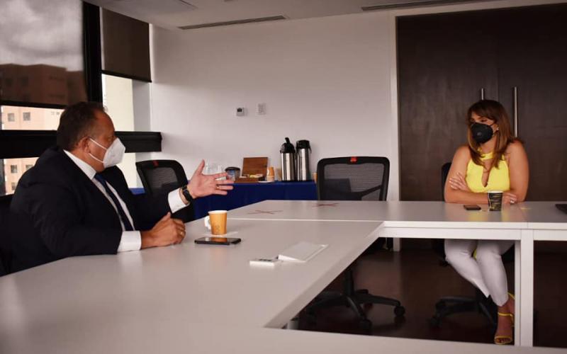 Ing. Luis Ruano y representantes de dicha institución