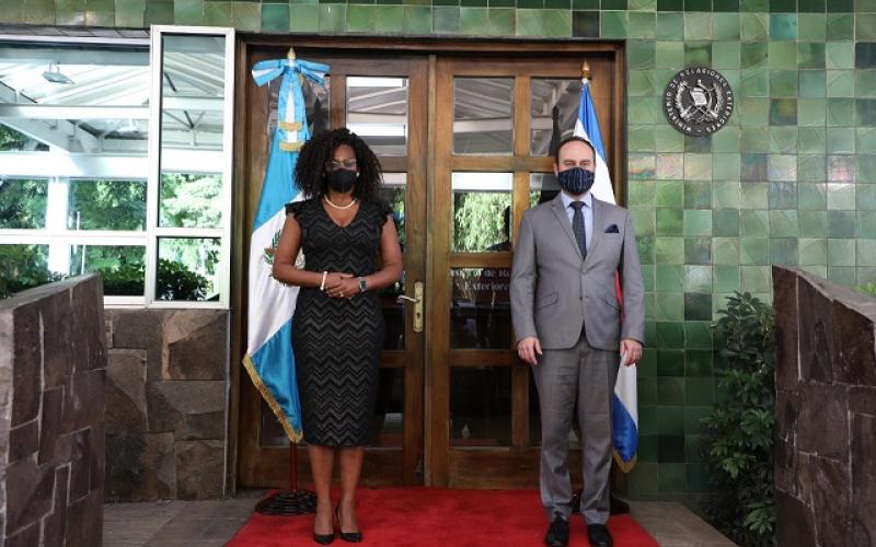 Canciller Pedro Brolo con vicepresidenta de Costa Rica