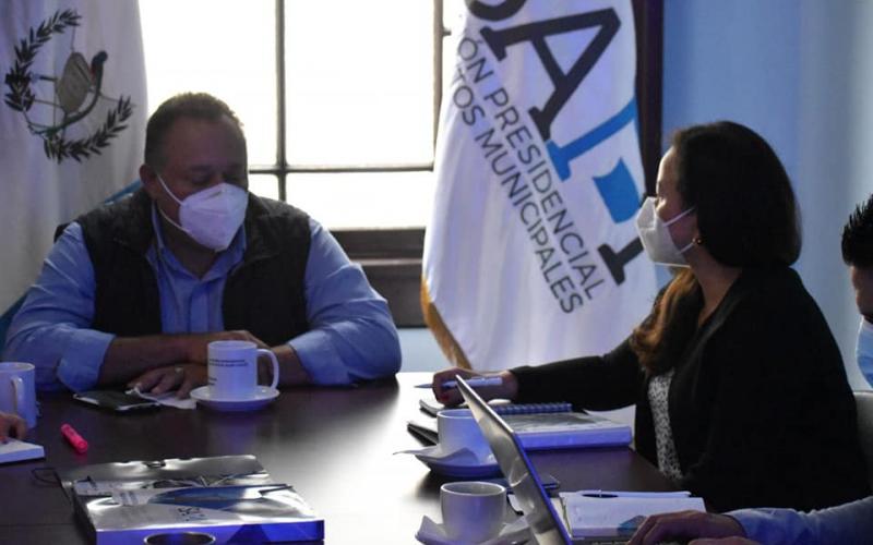 Ing. Luis Ruano y representantes de dicha institución 