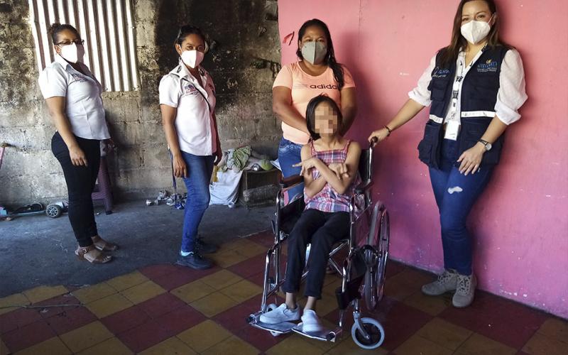 La Dirección de Servicio Social entregó 10 sillas de ruedas a personas con discapacidad física que viven en el Municipio de Chiquimulilla en Santa Rosa.