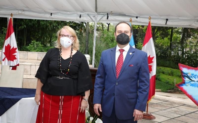 Pedro Brolo con embajadora de Canadá