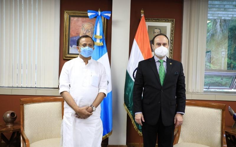 Pedro Brolo con vicecanciller de la India