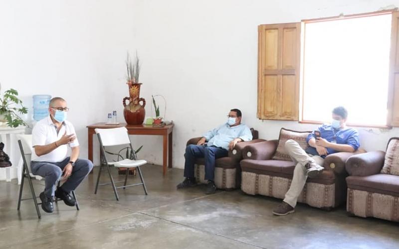 Delegado de COPRESAM en reunión con alcaldesa de Flores