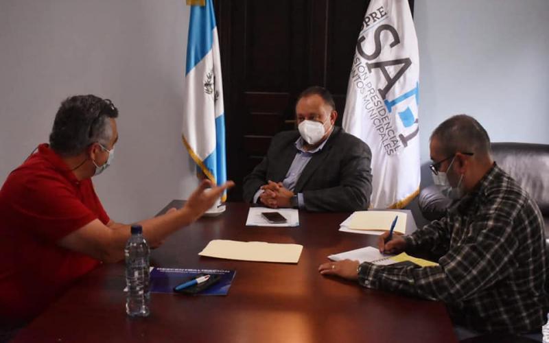 Ing. Luis Ruano y representantes de dicha institución