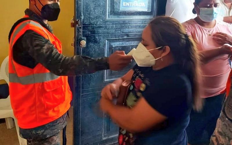 Soldado atendiendo ingreso de puesto de vacunación.