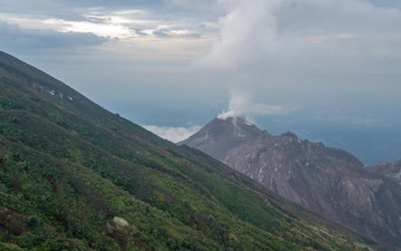 Vista al volcán Santiaguito. Foto de archivo.