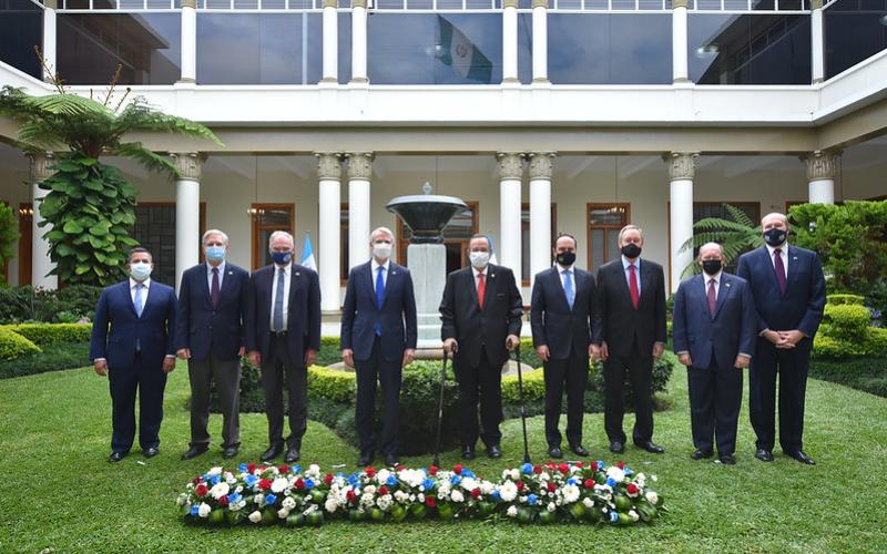 Presidente Giammattei con el senadores estadounidenses