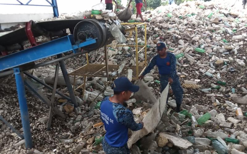 Personal del Ministerio de Ambiente y el Ejército de Guatemala trabajan en la clasificación de desechos retirados del río Motagua.