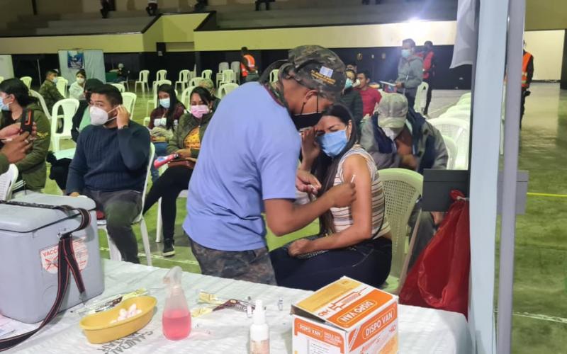 Puesto de vacunación nocturno en Huehuetenango