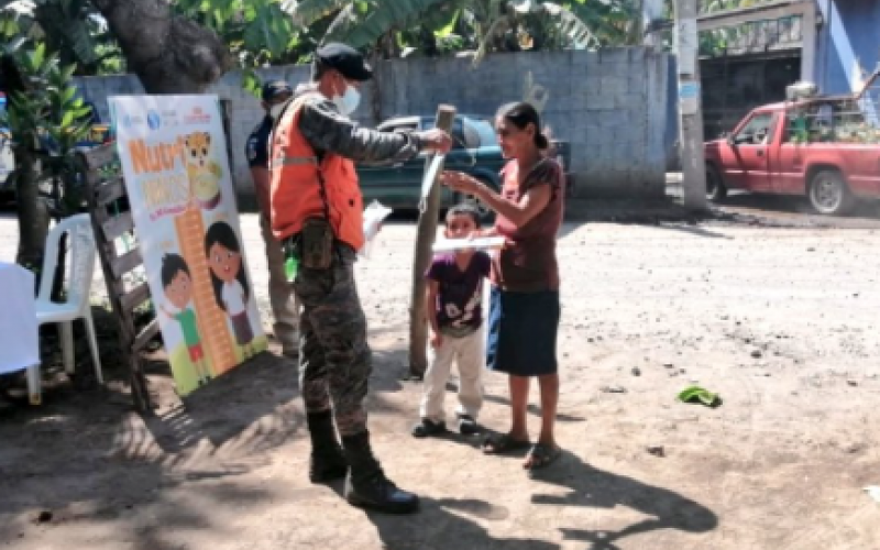 Ejército de Guatemala apoya entrega de alimento fortificado para niños en Escuintla