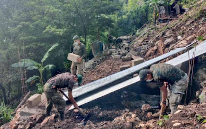 Ejército de Guatemala proporciona mano de obra para reconstruir vivienda colapsada en Petén