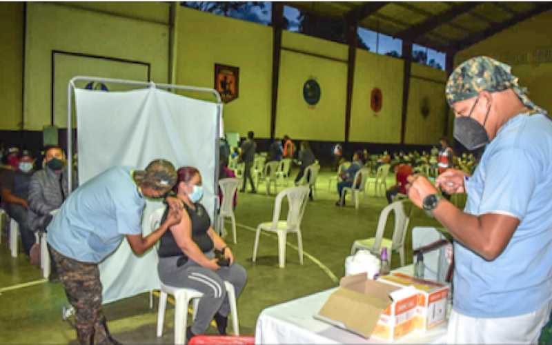 Centro de vacunación de la Quinta Brigada de Infantería en Huehuetenango atiende en horario nocturno a la población