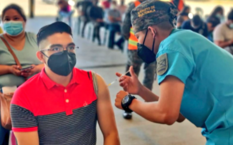 Quinta Brigada de Infantería del Ejército de Guatemala apoya en doce puestos de vacunación en el occidente del país.