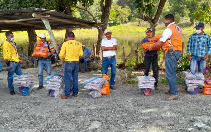 Entrega de ayuda humanitaria a familias afectadas por lluvias en el departamento de Jalapa.