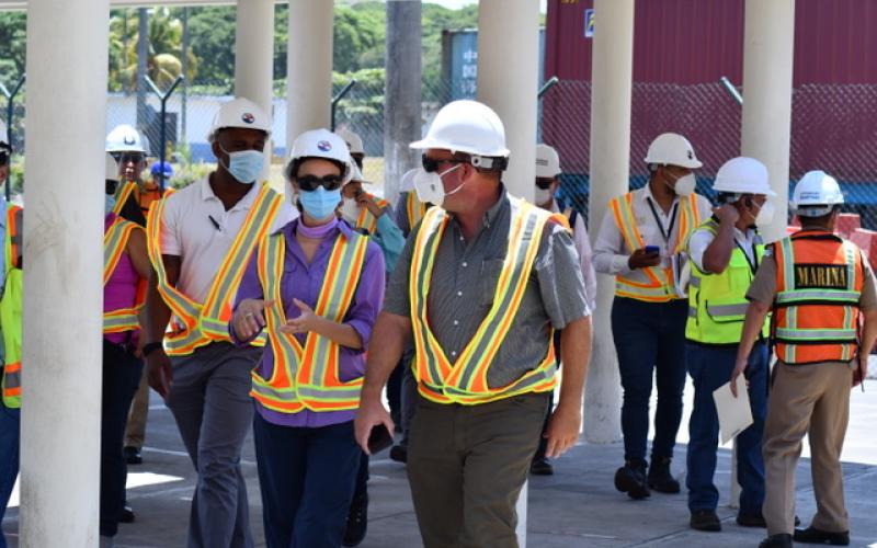 VISITA GUARDA COSTAS DE ESTADOS UNIDOS A EMPRESA PORTUARIA QUETZAL
