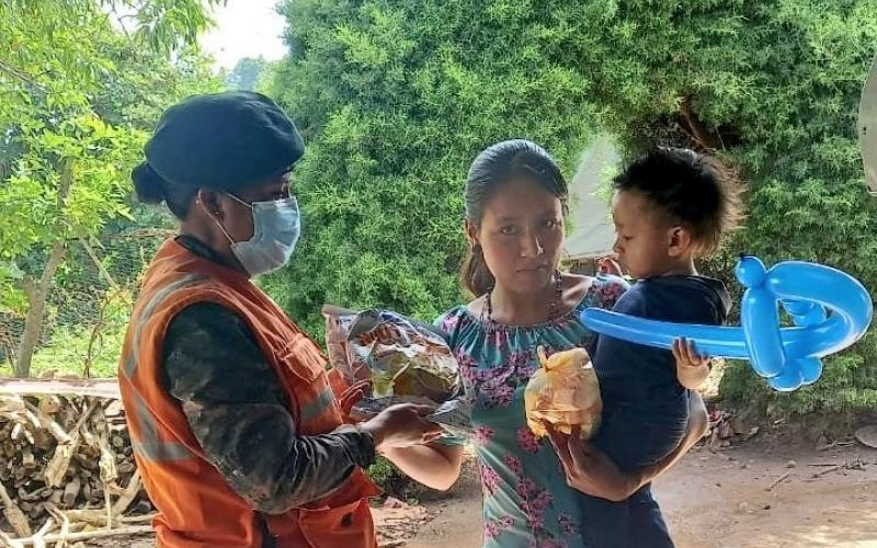 Soldado entrega suplemento alimenticio.