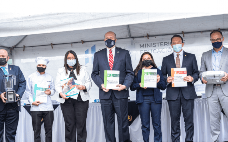 Autoridades del Gobierno de Guatemala y el Embajador de Estados Unidos en Guatemala durante evento de entrega de equipamiento a centros educativos.