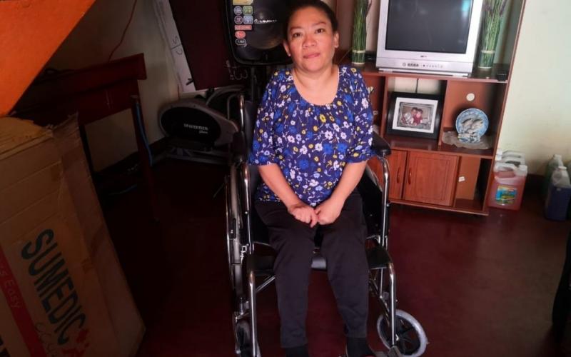 Cuatro personas en condiciones de pobreza y pobreza extrema del municipio de Mixco, fueron beneficiadas con la entrega de sillas de ruedas, bolsas de colostomía y pañales.