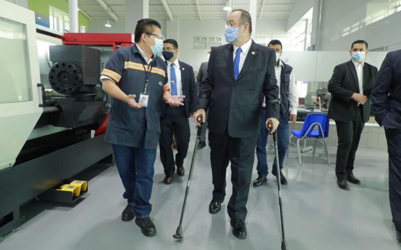 Presidente Alejandro Giammattei en inauguración de INTECAP Villa Nueva. 