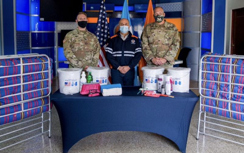 Entrega de donación en la SE-CONRED.