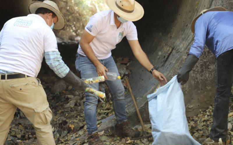 La campaña de educación ambiental “Hacé tu parte, no más basura”, es una iniciativa del ministro de Ambiente y Recursos Naturales, Mario Rojas Espino, que ha llegado a 10 departamentos para promover la conservación y protección del medio ambiente.
