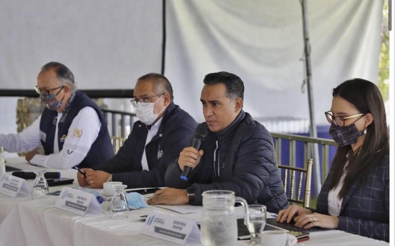 El ministro de Ambiente y Recursos Naturales, Mario Rojas Espino, se reunió este viernes con alcaldes de Sololá para concretar acciones que mejoren el medio ambiente y los recursos naturales del departamento,