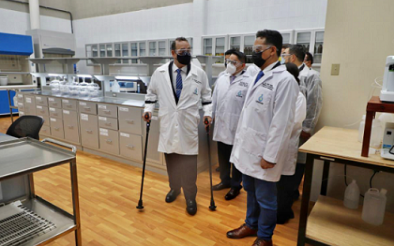 Ministro Mario Rojas Espino hace un recorrido al presidente Alejandro Giammattei del Laboratorio de Calidad del Agua