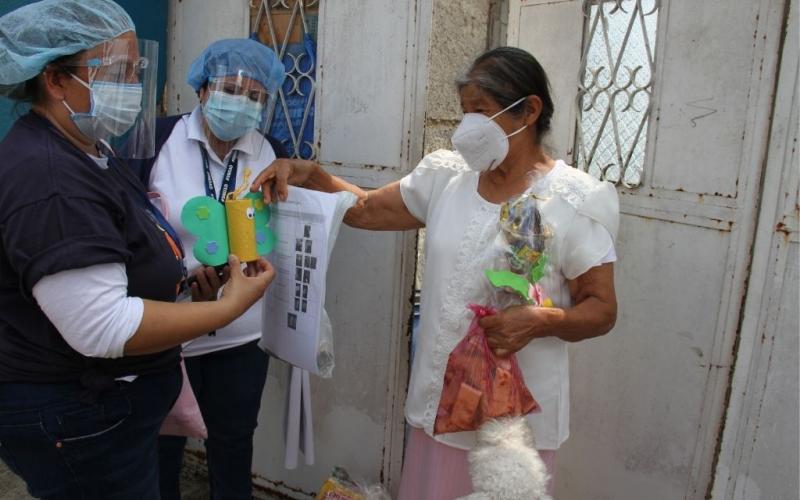  Los adultos mayores recibieron bolsas con alimentos tales como: fideos, sopas, atoles, leche, harina, frijol, arroz, entre otros.