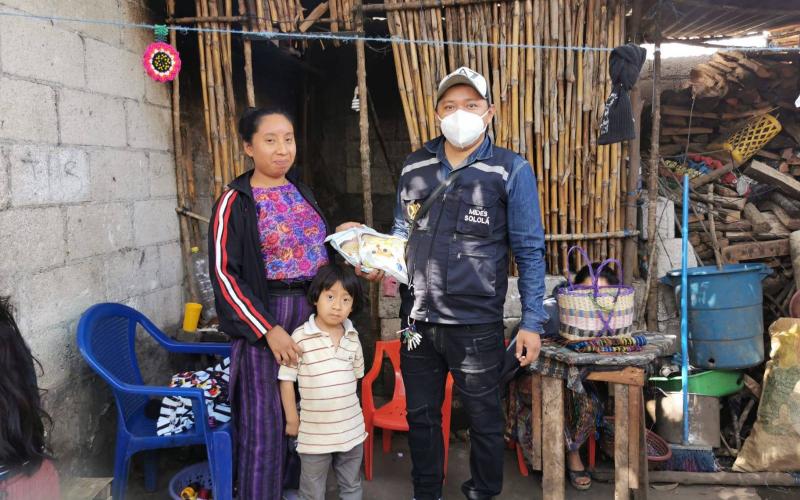 Delegado Mides Sololá entrega producto "Nutriniños" a familia beneficiada