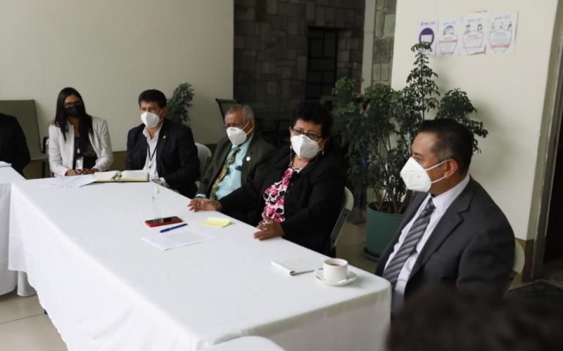 Secretaria de SOSEP, Thelma Portillo, en una reunión con su equipo de trabajo. 