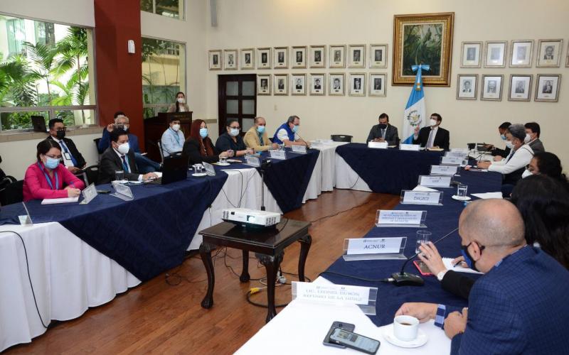 Vicecanciller Eduardo Hernández en reunión