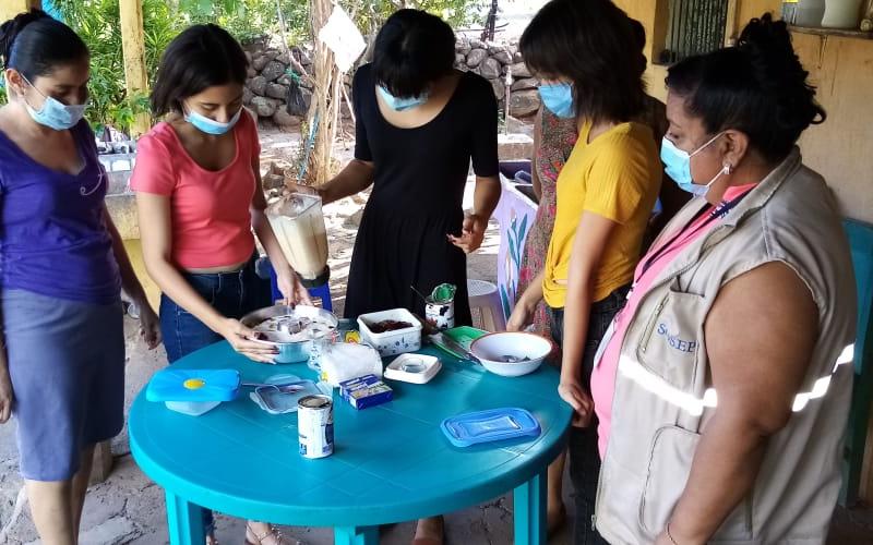 Gracias al apoyo técnico que SOSEP brinda, más mujeres están aprendiendo nuevos oficios y la elaboración de más productos. 