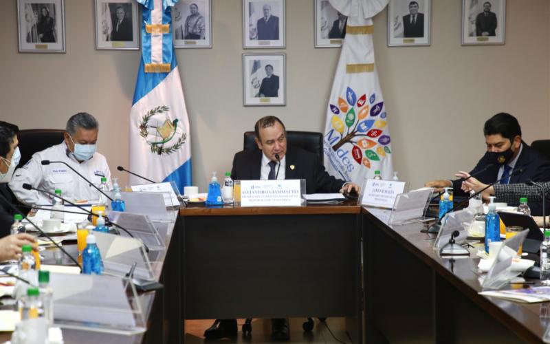 Presidente Giammattei preside reunión con Raul Romero, Ministro de Desarrollo Social