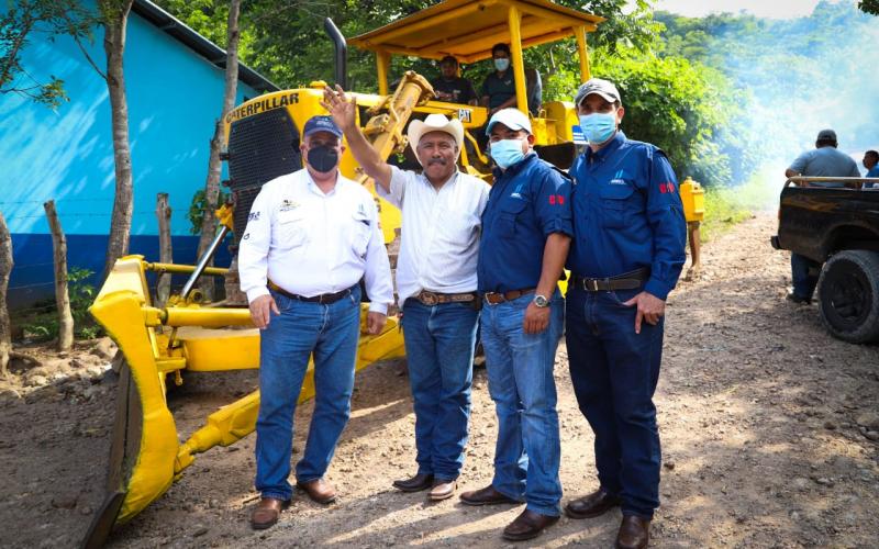 Las labores beneficiarán a los pobladores de 4 comunidades y se abrirán 6 kilómetros de camino en zona montañosa