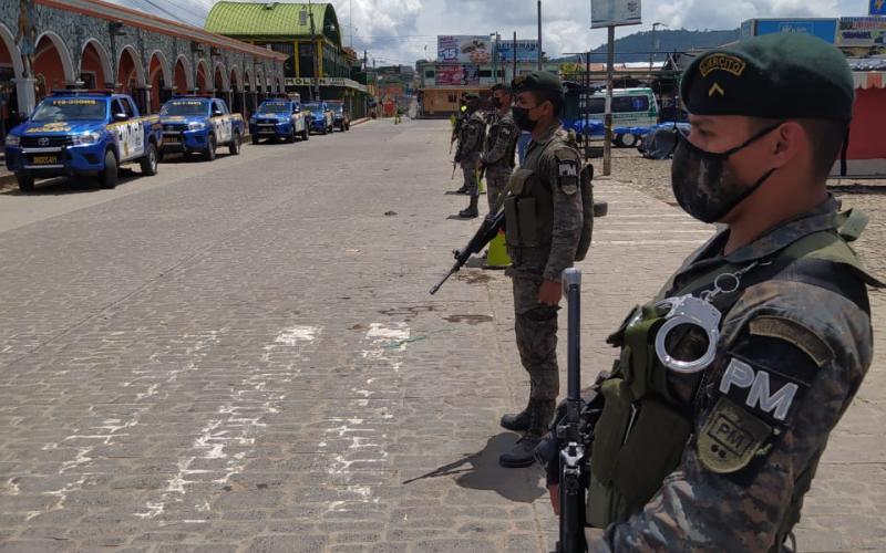 Personal militar apoyando tareas de resguardo de la salud de los vecinos de San Martín Jilotepeque