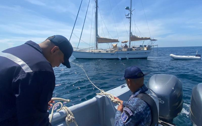 BEl Ejército de Guatemala, a través de la Brigada de Infantería de Marina, efectuó este miércoles 7 de julio, la búsqueda y rescate de los tripulantes del velero “AURORA” de bandera holandesa, el cual navegó durante 48 horas a la deriva, como consecuencia de desperfectos mecánicos en su sistema de navegación.  El personal de esta Brigada Especial apoyó las operaciones de búsqueda, localizando la embarcación a 8.2 millas náuticas deúsqueda y rescate de los tripulantes del velero “AURORA” de bandera holandesa